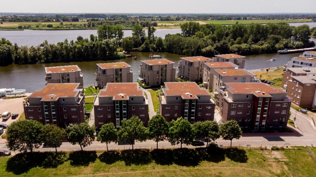 Luftaufnahme der Seniorenresidenz am Elbufer direkt am Wasser
